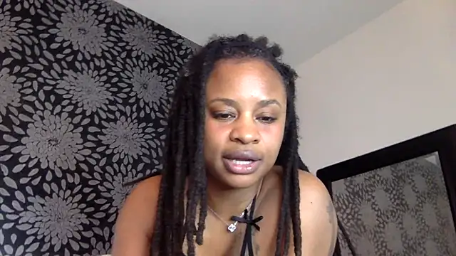 Snapshot of thehoneyhazel chatting on 05.03.26 thehoneyhazel online show from 05.03.26