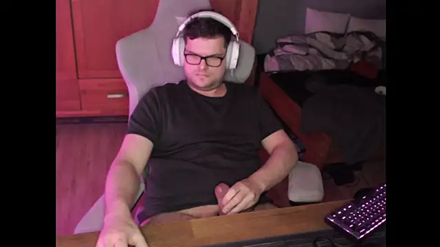 Snapshot of Whyteshadow4235 chatting on 02.18.26 Whyteshadow4235 online show from 02.18.26