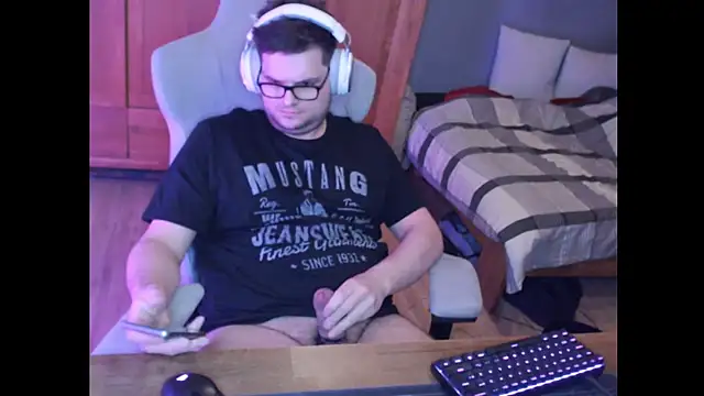 Snapshot of Whyteshadow4235 chatting on 02.19.26 Whyteshadow4235 online show from 02.19.26