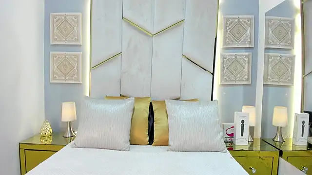 Snapshot of KarinaaCoxx chatting on 04.15.26 KarinaaCoxx online show from 04.15.26