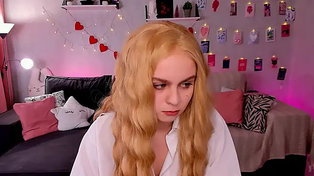 Snapshot of VivienAllen chatting on 02.22.26 VivienAllen online show from 02.22.26