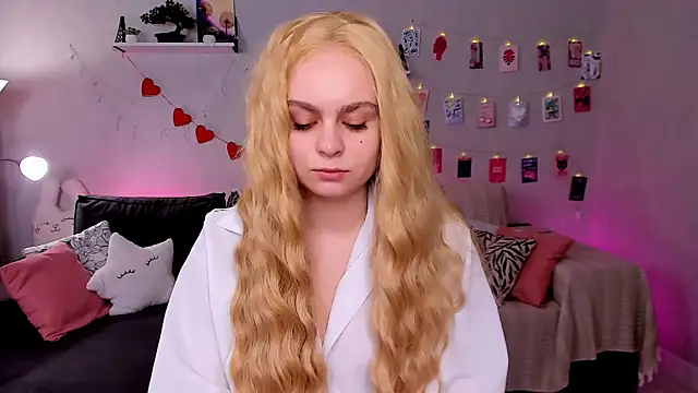 Snapshot of VivienAllen chatting on 03.02.26 VivienAllen online show from 03.02.26