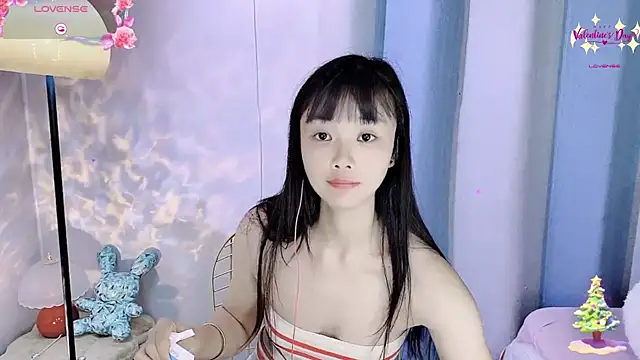 Snapshot of okyssa chatting on 04.13.26 okyssa online show from 04.13.26