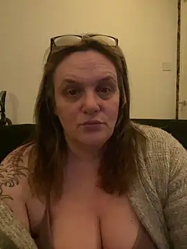 Snapshot of Busty-GilfQuinn chatting on 02.27.26 Busty-GilfQuinn online show from 02.27.26