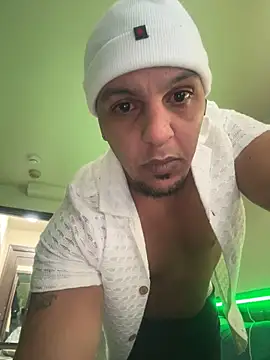 Snapshot of Luyandowt chatting on 02.26.26 Luyandowt online show from 02.26.26