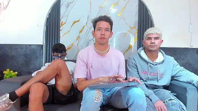 Snapshot of Latins_on_fire chatting on 02.25.26 Latins on fire online show from 02.25.26