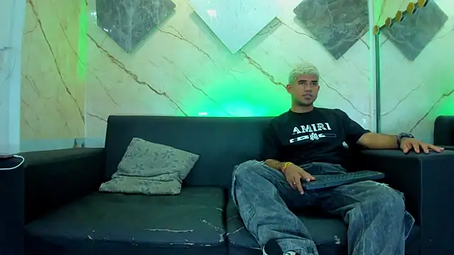 Snapshot of Latins_on_fire chatting on 02.26.26 Latins on fire online show from 02.26.26