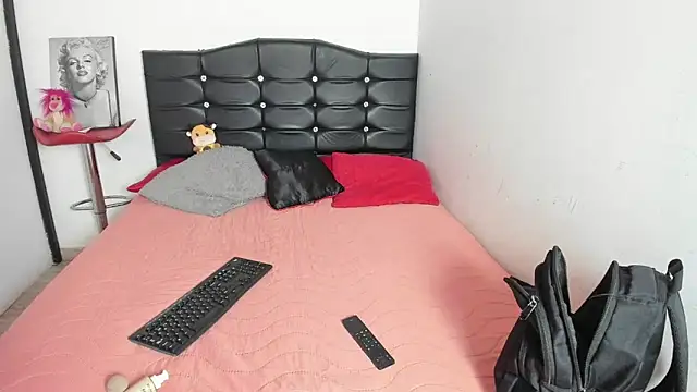 Snapshot of LatinaQueen23 chatting on 04.28.26 LatinaQueen23 online show from 04.28.26