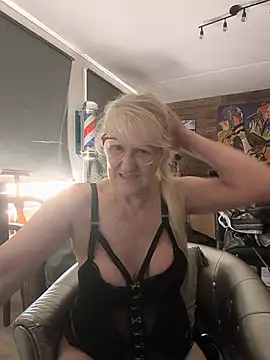 Snapshot of Heidiblueeyes chatting on 06.25.26 Heidiblueeyes online show from 06.25.26