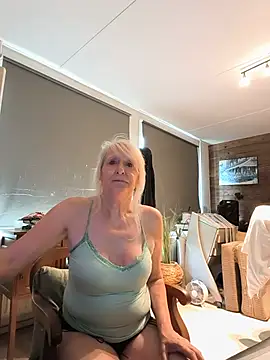 Snapshot of Heidiblueeyes chatting on 07.20.26 Heidiblueeyes online show from 07.20.26