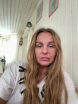 Snapshot of MatureQueen41 chatting on 02.25.26 MatureQueen41 online show from 02.25.26