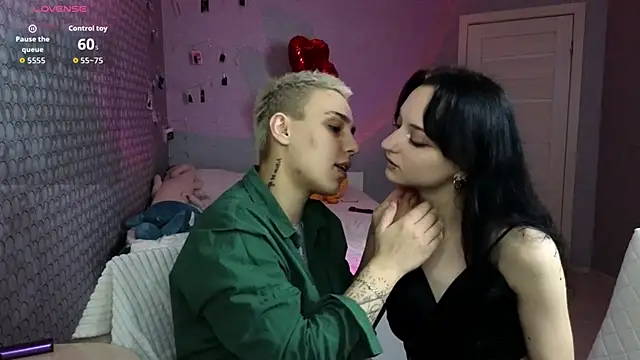 Snapshot of LuxuryLoverss chatting on 02.24.26 LuxuryLoverss online show from 02.24.26