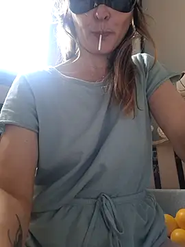 Snapshot of milffa chatting on 06.15.26 milffa online show from 06.15.26