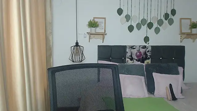 Emma hassani online show from 04.15.26