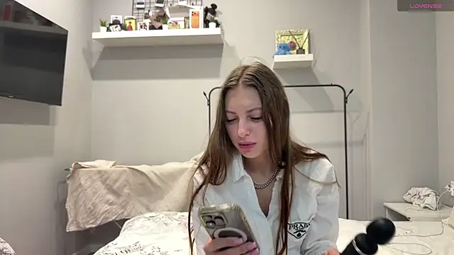 Snapshot of selena_favn chatting on 06.10.26 selena favn online show from 06.10.26