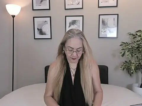 Victoria Firee online show from 04.12.26