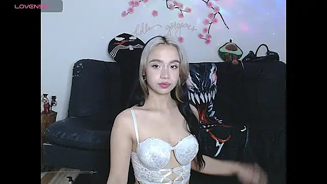 Snapshot of sweet_molly420 chatting on 06.24.26 sweet molly420 online show from 06.24.26