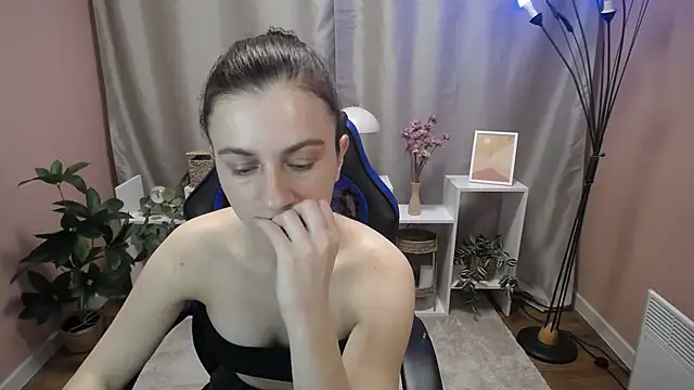 Snapshot of MistyBree chatting on 06.25.26 MistyBree online show from 06.25.26