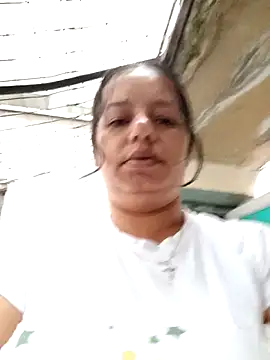 Snapshot of roxana_e43 chatting on 06.23.26 roxana e43 online show from 06.23.26