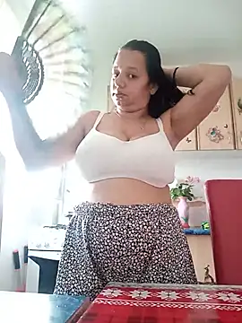 Snapshot of roxana_e43 chatting on 06.25.26 roxana e43 online show from 06.25.26