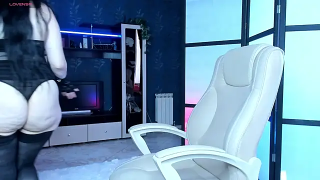 Snapshot of Lucky_Milf chatting on 06.18.26 Lucky Milf online show from 06.18.26