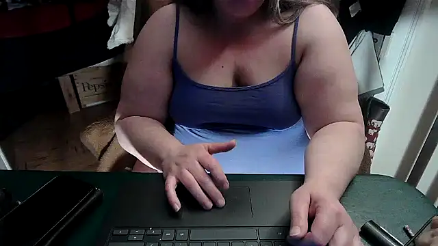 Snapshot of smalltowntrouble chatting on 04.14.26 smalltowntrouble online show from 04.14.26