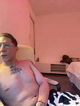 Snapshot of TitanNoir chatting on 04.03.26 TitanNoir online show from 04.03.26