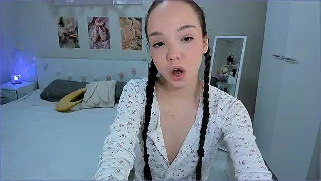 Milly Lane online show from 04.11.26