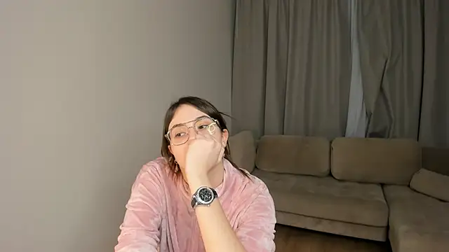 LareeGuzzo online show from 03.18.26