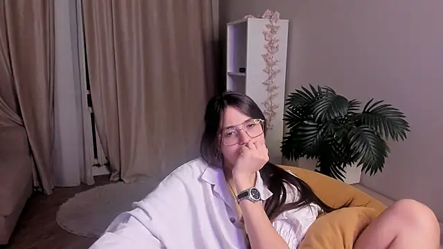 LareeGuzzo online show from 04.08.26