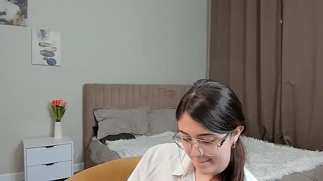 LareeGuzzo online show from 04.14.26