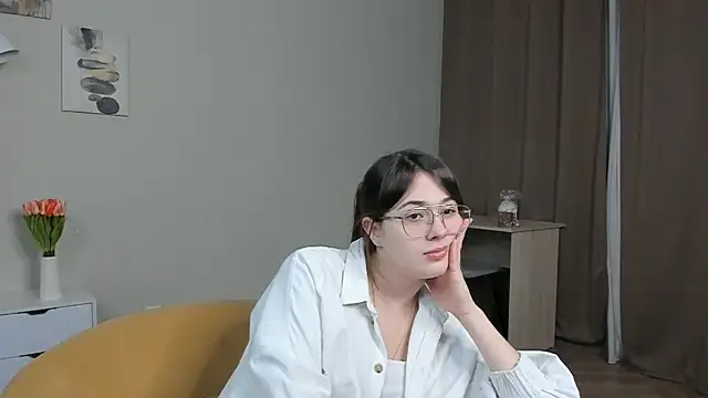 LareeGuzzo online show from 04.15.26