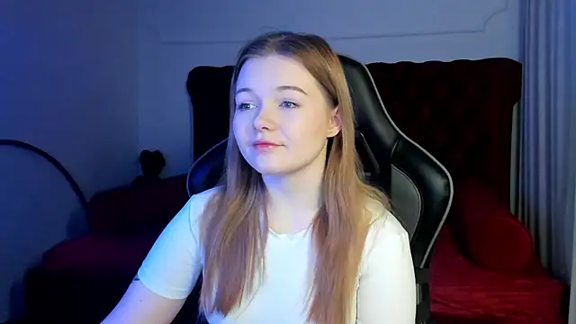 Snapshot of ElinaVale chatting on 03.31.26 ElinaVale online show from 03.31.26