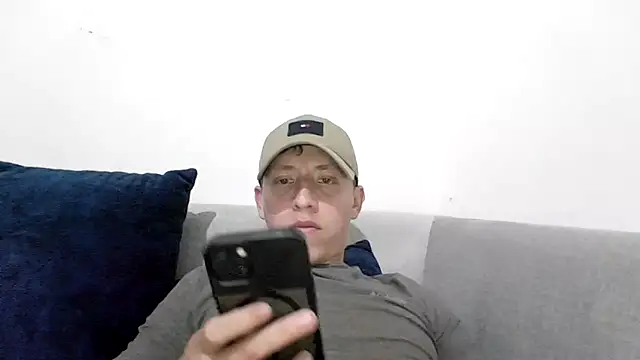Snapshot of paulcevallos05 chatting on 05.27.26 paulcevallos05 online show from 05.27.26