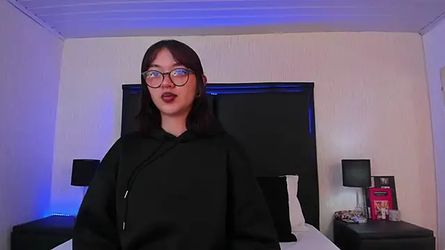 Snapshot of LilithBluum chatting on 03.24.26 LilithBluum online show from 03.24.26