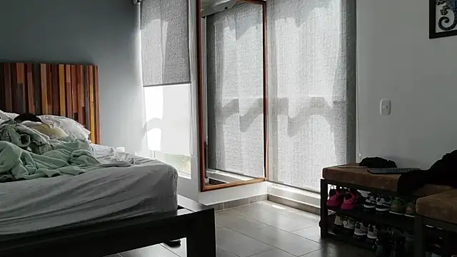 LauraaPeachh1 online show from 04.12.26