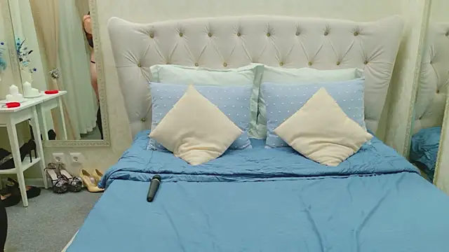 Redhead Vixen  online show from 03.16.26