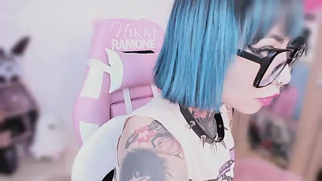 shes creepy online show from 03.25.26