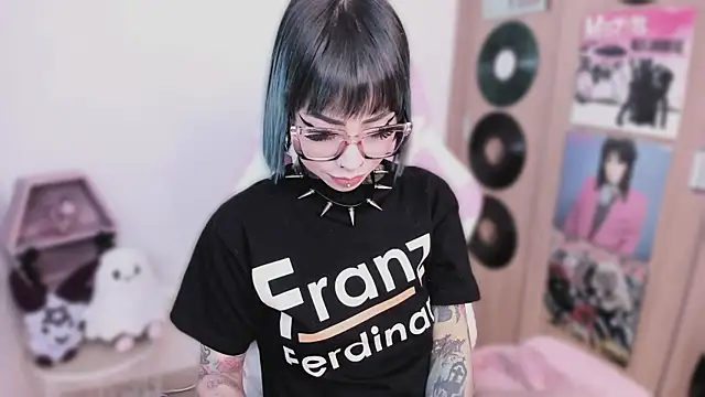 shes creepy online show from 04.01.26