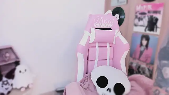 shes creepy online show from 04.03.26