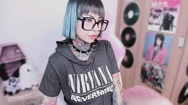 shes creepy online show from 04.15.26