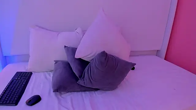 luna veega online show from 04.15.26