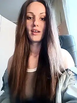 Snapshot of LunaCrystall chatting on 04.13.26 LunaCrystall online show from 04.13.26