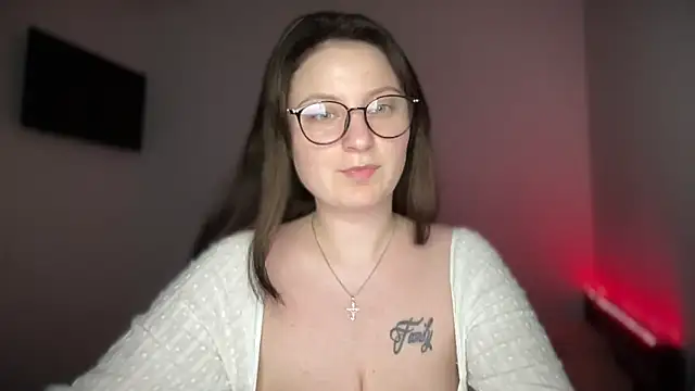 Snapshot of locaalise chatting on 03.30.26 locaalise online show from 03.30.26