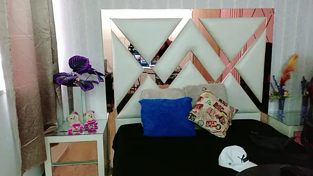 NikiEvanz online show from 03.22.26