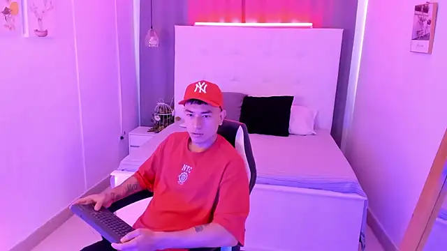 Thiago 2003  online show from 04.12.26