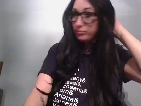 Snapshot of TheVictoriaWolf chatting on 04.05.26 TheVictoriaWolf online show from 04.05.26