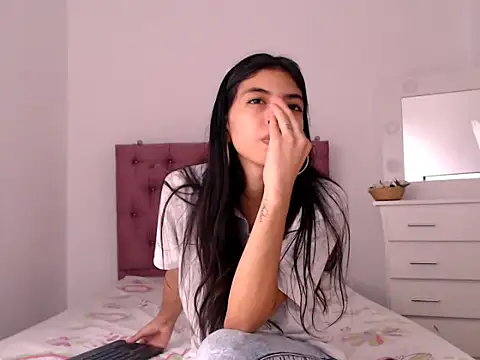 Snapshot of Sweet_Scarlett_ chatting on 04.07.26 Sweet Scarlett online show from 04.07.26