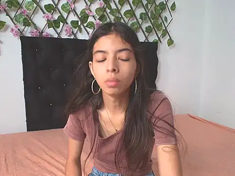 Snapshot of Sweet_Scarlett_ chatting on 04.14.26 Sweet Scarlett online show from 04.14.26