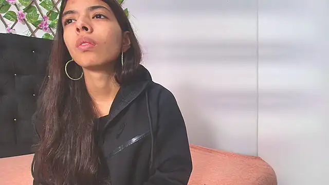 Snapshot of Sweet_Scarlett_ chatting on 04.15.26 Sweet Scarlett online show from 04.15.26